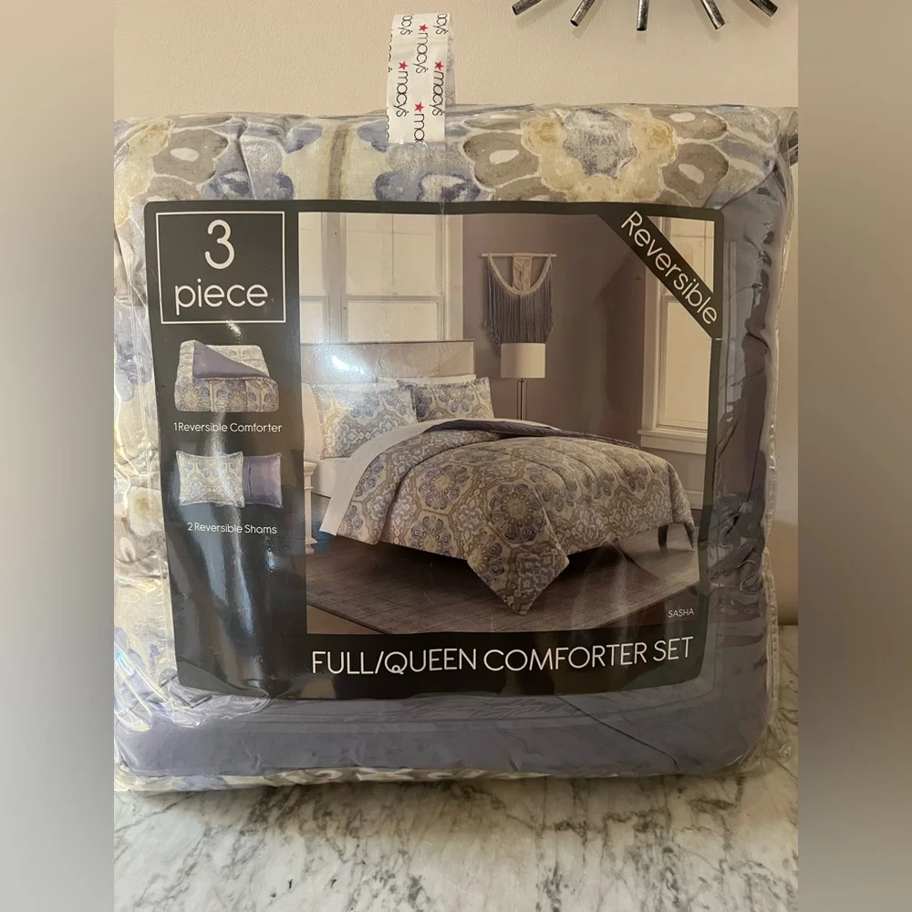 Brand new reversible 3-piece comforter set Size: Full/ Queen
